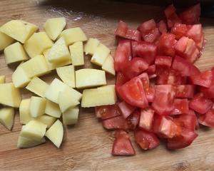 西红柿土豆嫩牛肉盖饭的做法 步骤1