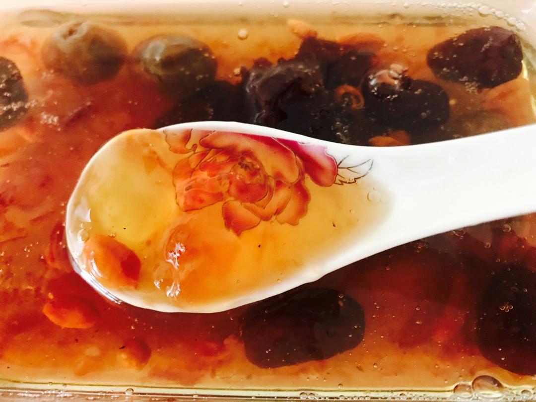 桃胶银耳红枣羹