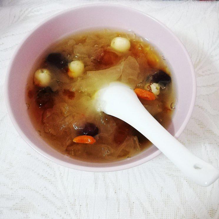 桃胶银耳红枣羹