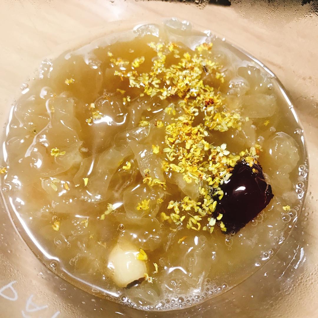 冰糖银耳莲子羹