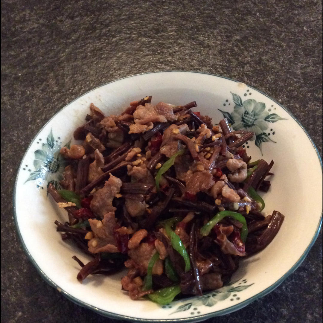 五花肉干锅茶树菇