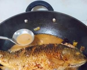入味不粘锅：红烧鲤鱼的做法 步骤10