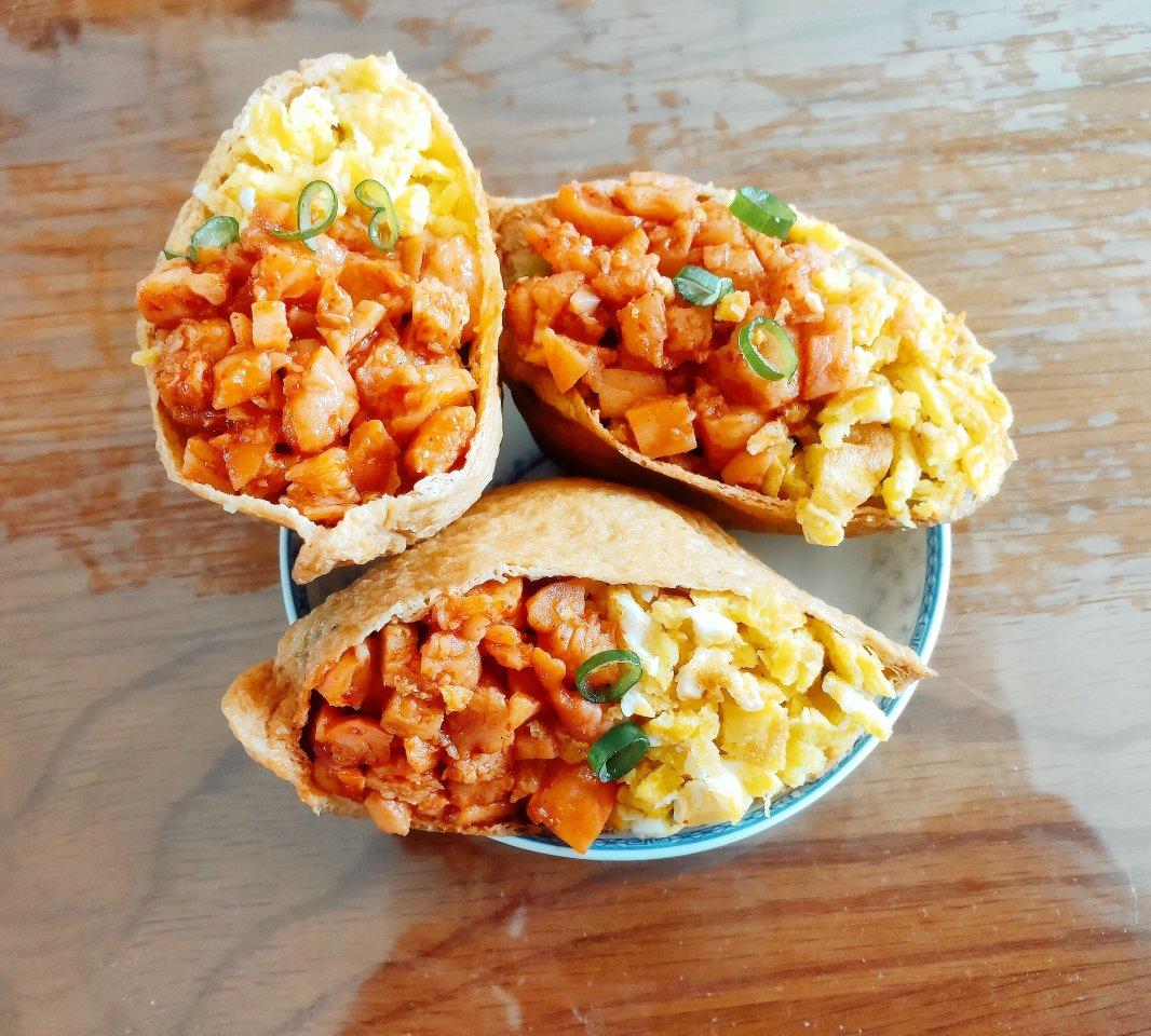 日本双色稻荷寿司