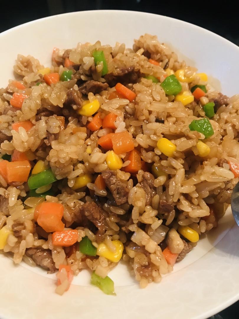 牛肉粒蔬菜炒饭
