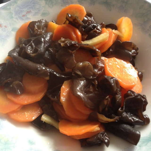 づ弹指间的悲伤做的胡萝卜炒木耳