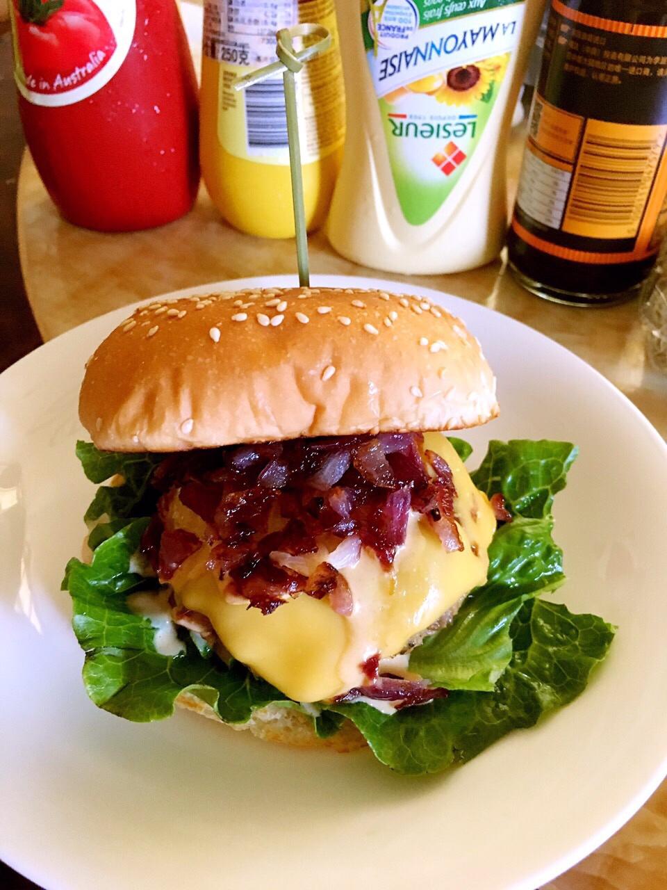 洋葱牛肉汉堡 Beef Hamburger with Fried Onions