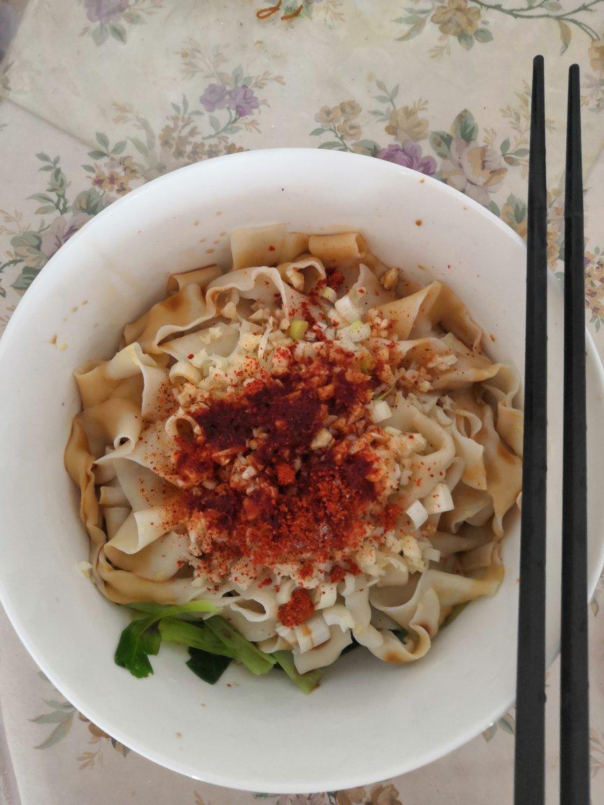 十分钟就能吃上的超简单油泼面