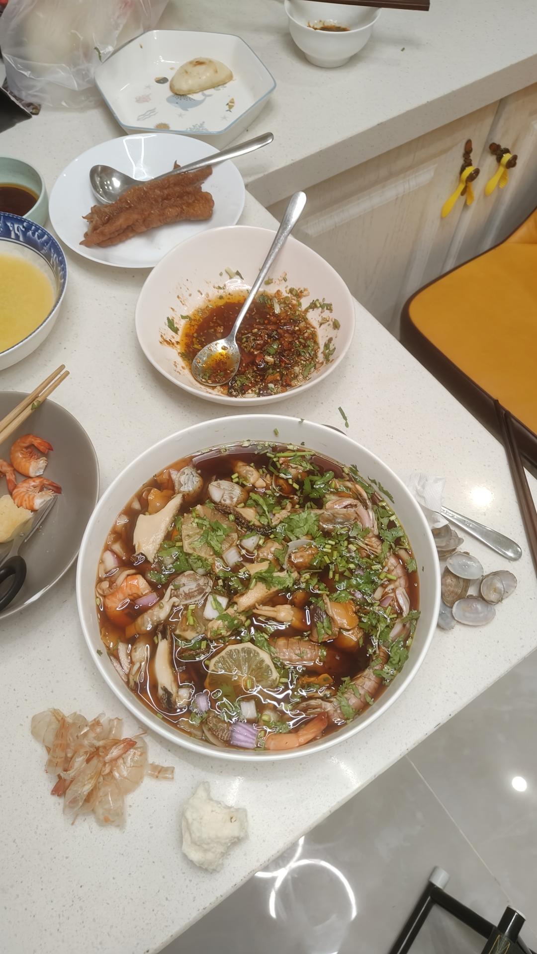 鲜掉眉毛的捞汁小海鲜