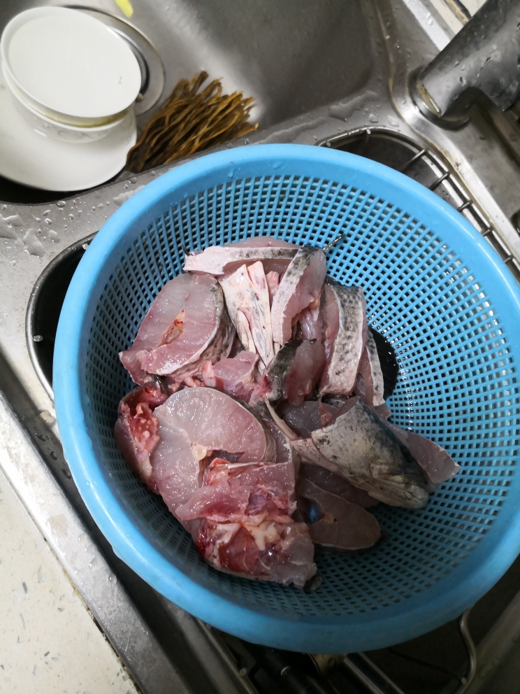 高钙浓汤黑鱼的做法 步骤1