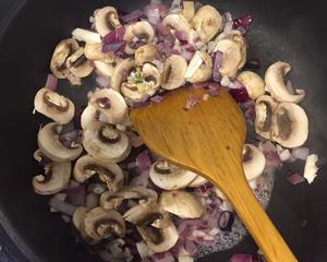 奶油海鲜蘑菇浓汤的做法 步骤7