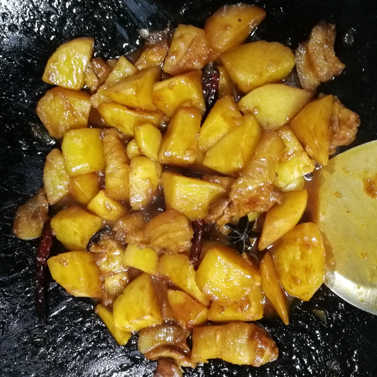 快手简单～五花肉焖土豆的做法 步骤3