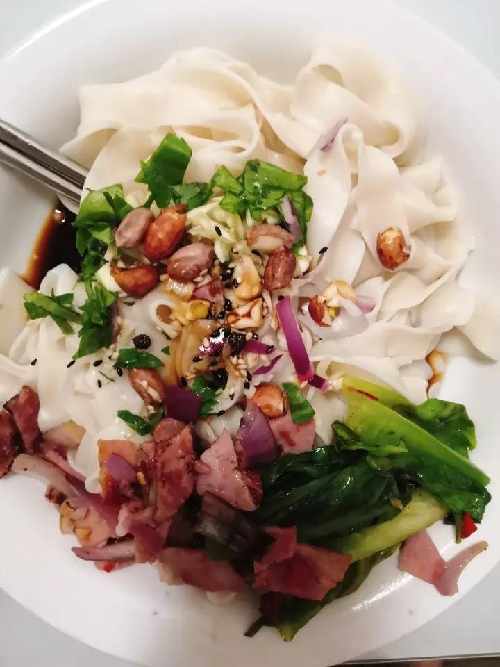 大碗宽面（油泼扯面）