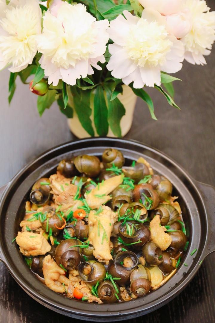 颜颜小姐姐1做过田螺鸡(香辣味)为着这田螺煲鸡,田螺养了三天,刷了个