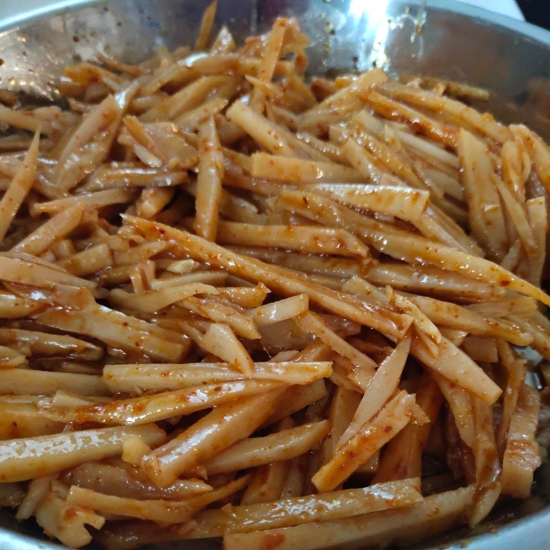 我妈的拿手菜！！炝拌藕丝！酸辣脆爽！