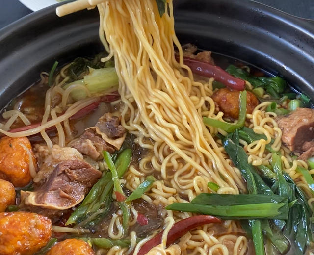 砂锅牛肋条面的做法