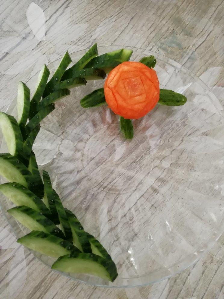 简单美丽的盘饰（1）——（不会雕刻也能做出）黄瓜拼装花