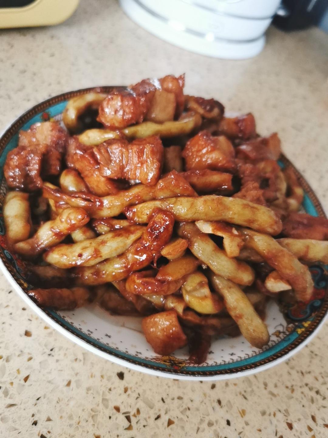 豌豆粒儿做的五花肉炖黄金钩豆角