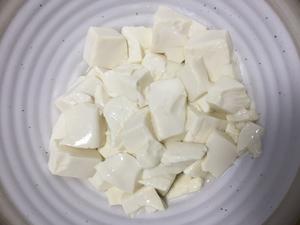酸甜辣的皮蛋豆腐的做法 步骤2