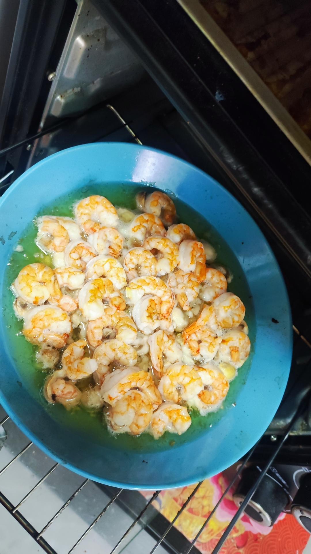 一步搞定西班牙美味——橄榄油浸虾仁蘑菇