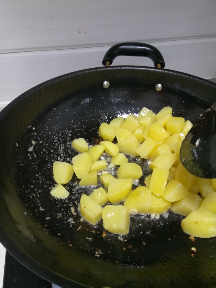 红烧土豆块（绵软香）的做法 步骤4