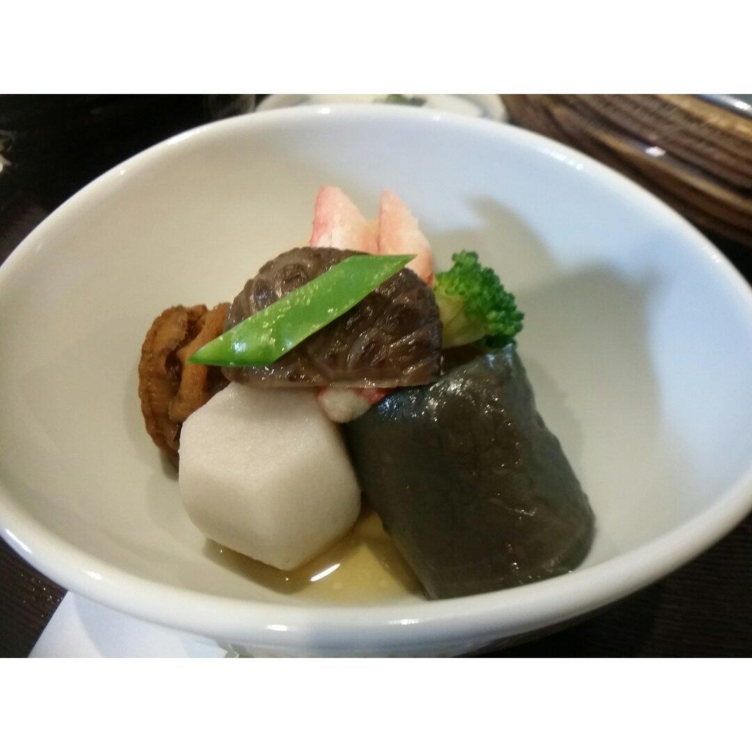 初食霓虹