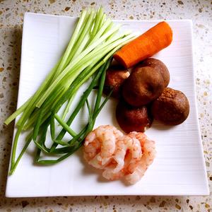 香菇虾仁蔬菜藜麦粥的做法 步骤2