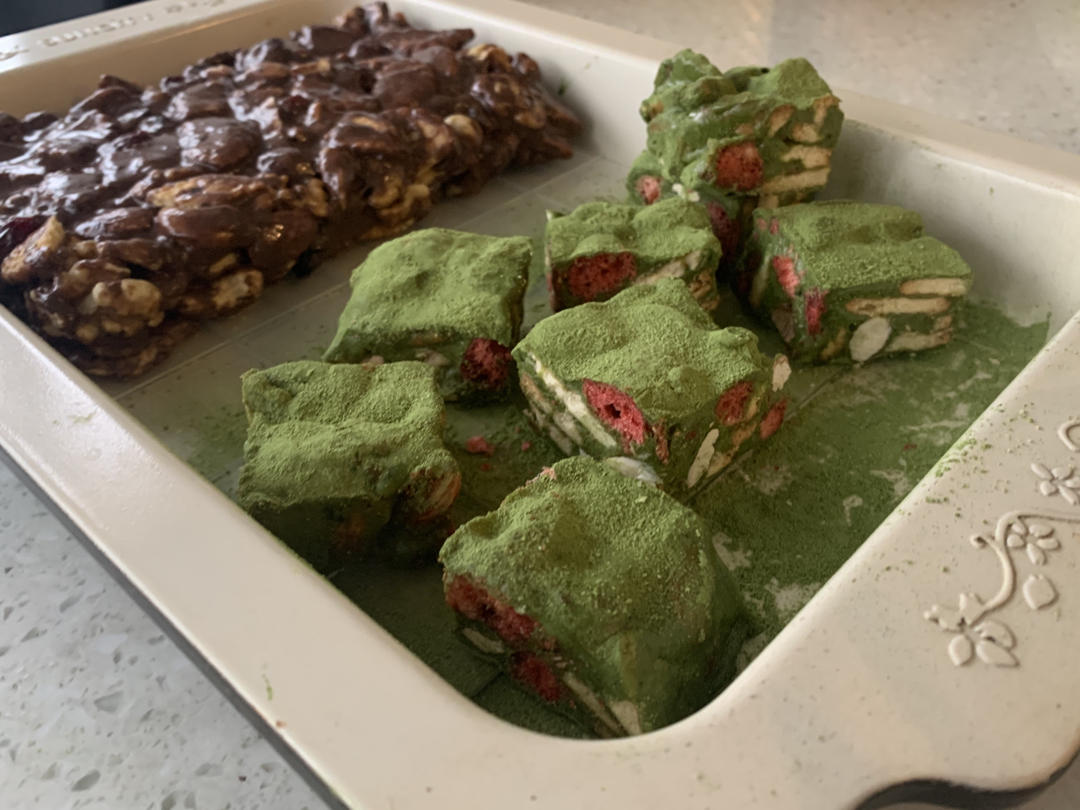 抹茶草莓雪花酥