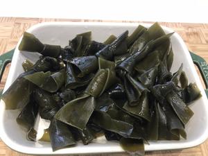 铸铁锅版排骨炖海带的做法 步骤3