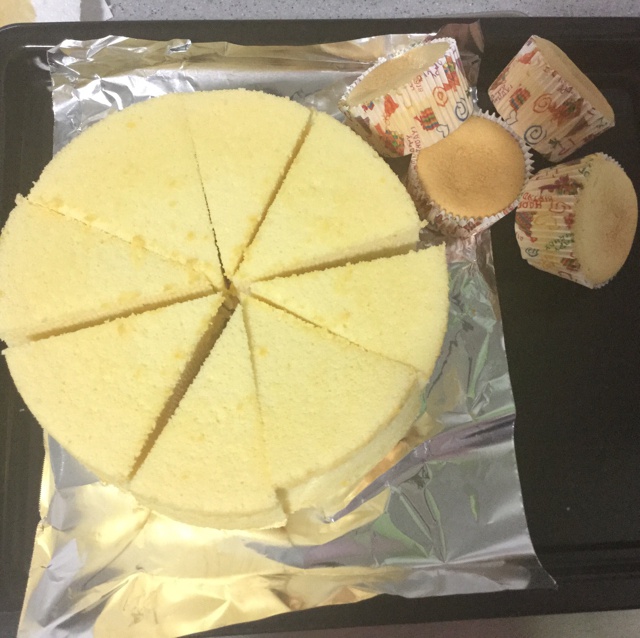 小妮子在厨房各种瞎折腾