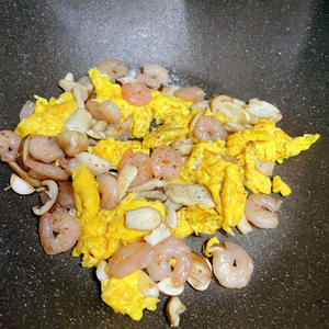 🍄赤松茸虾仁炒蛋🍤#赤松茸吃法 减脂的做法 步骤5