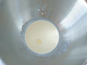 椰蓉淡奶油餐包的做法 步骤2