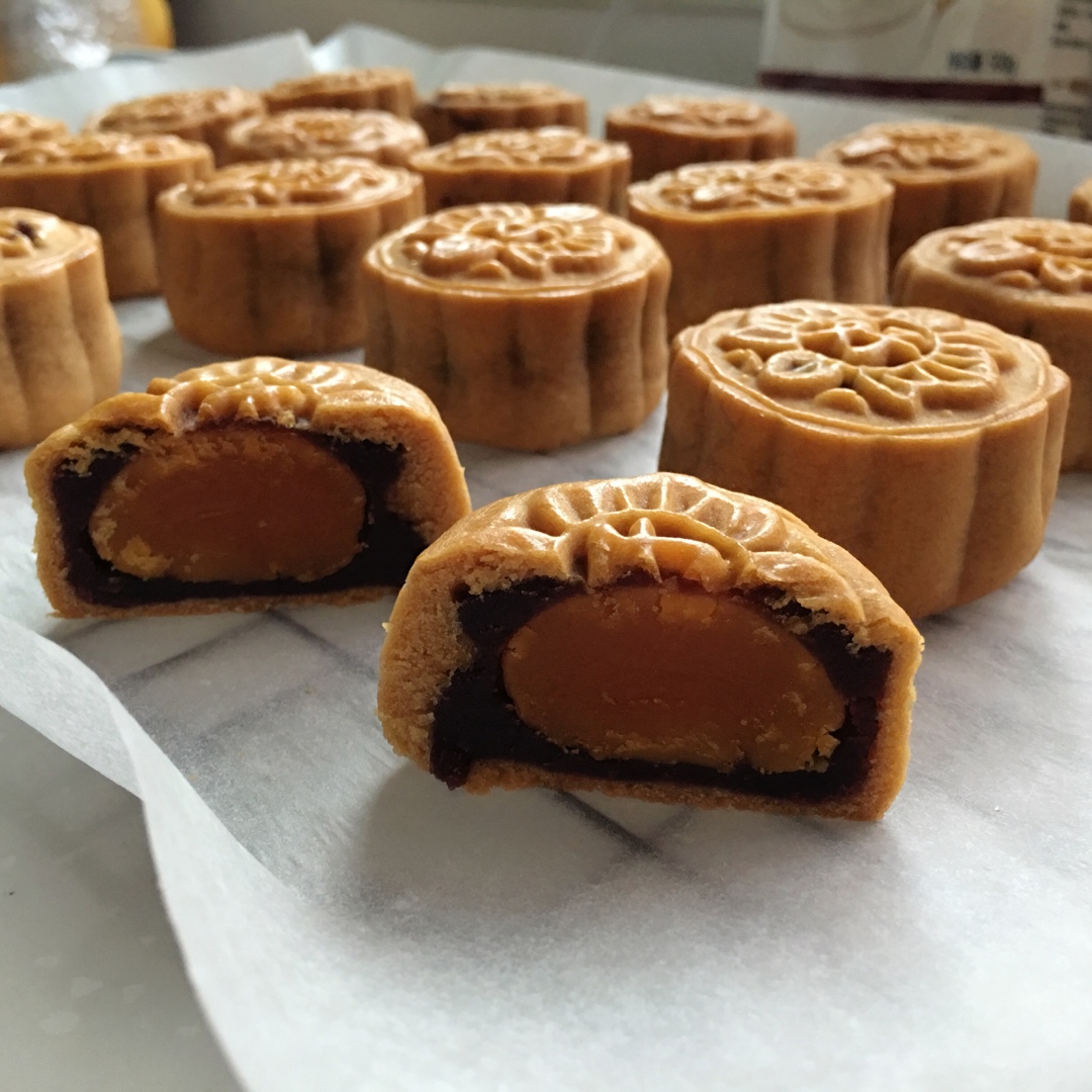 广式月饼—蛋黄莲蓉月饼