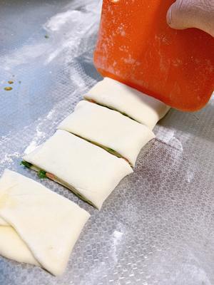 宣软好吃的椒盐火腿香葱发面饼的做法 步骤15