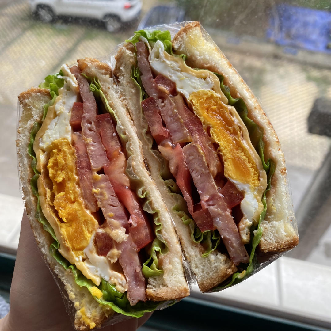 ningyuyu做的懒人工作日早餐鸡排煎蛋三明治