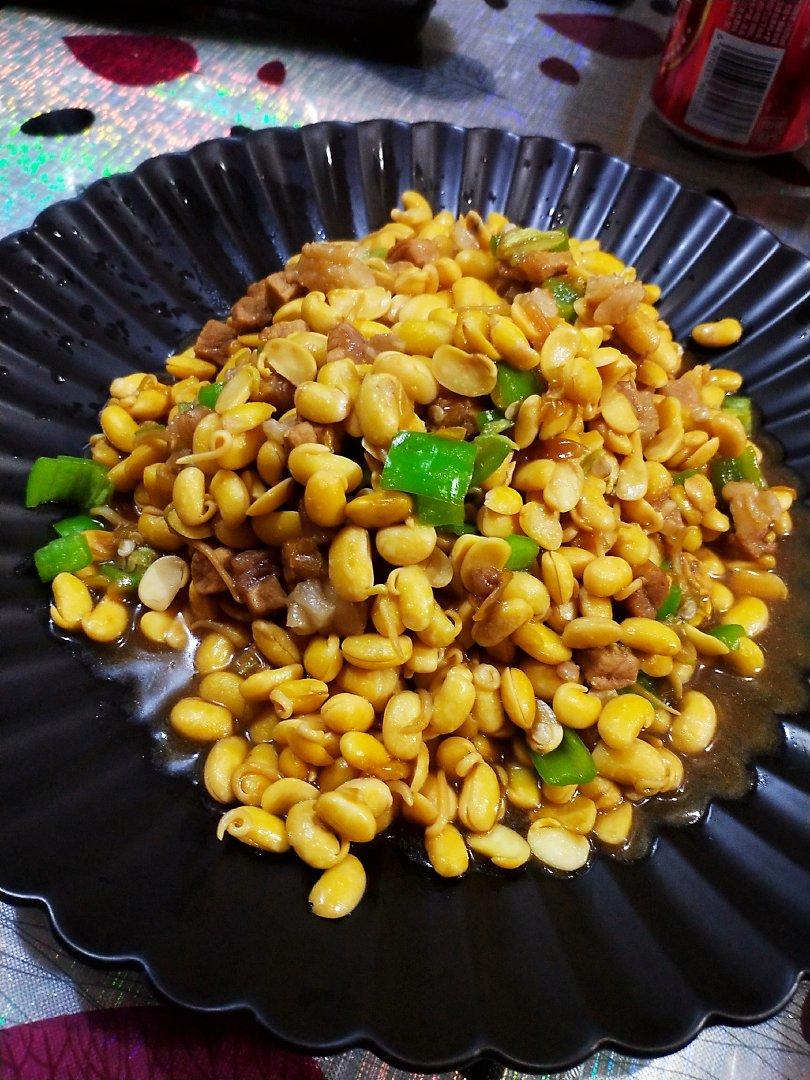 〈黄豆芽炒肉丁〉，我喜欢吃的。欣小厨 😉