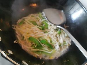 夏日里清爽小菜一青椒炒豆芽菜的做法 步骤4