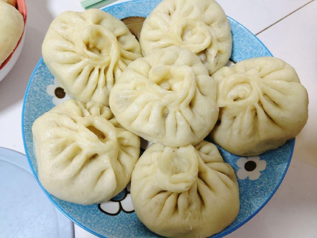胡萝卜木耳鸡蛋包子面包机和面