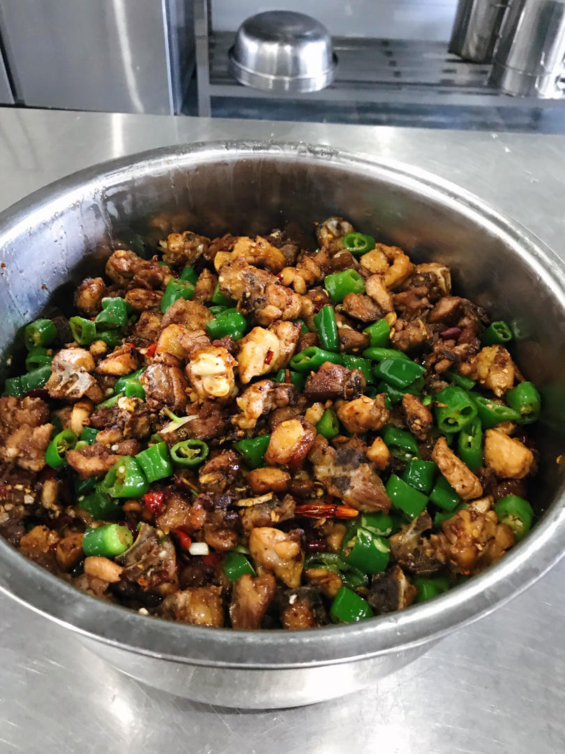 厨师长教你：“青椒炒鸡丁”的家常做法，开胃又下饭，味道很赞