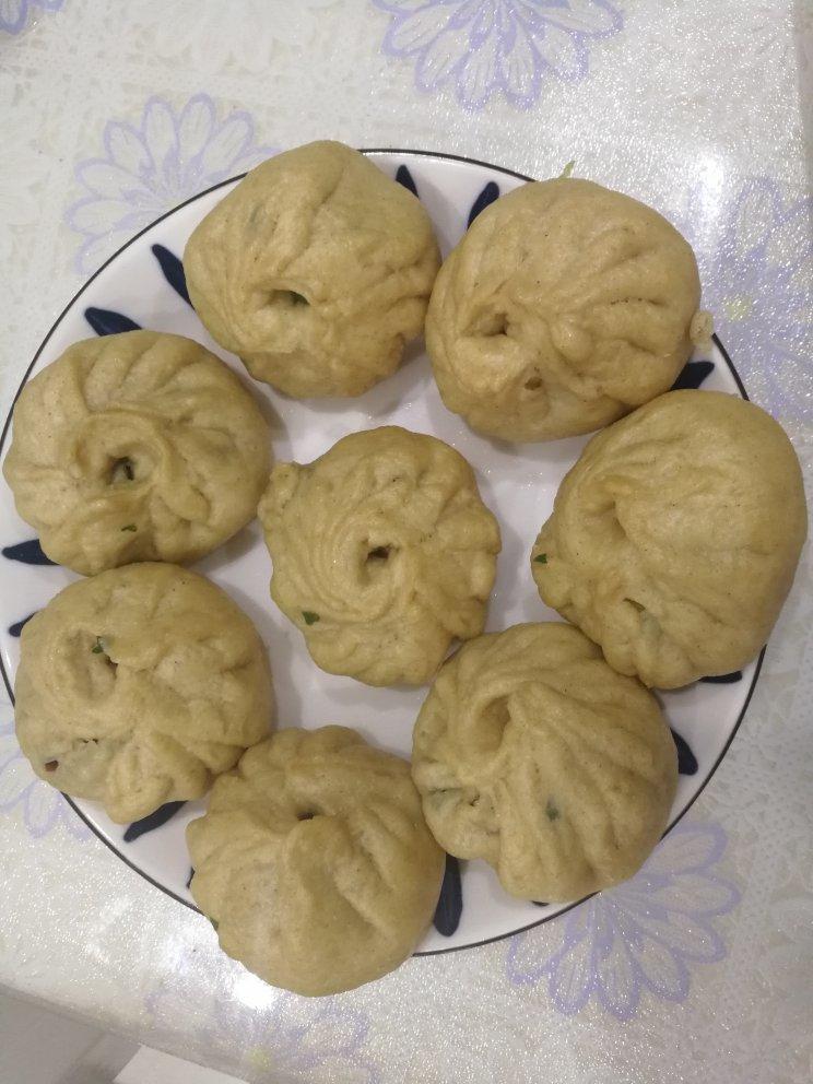 碧绿的香菇菜包子