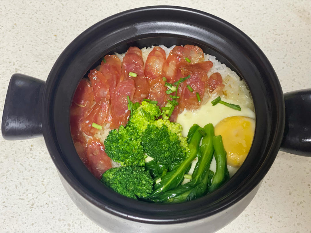 广式腊味煲仔饭