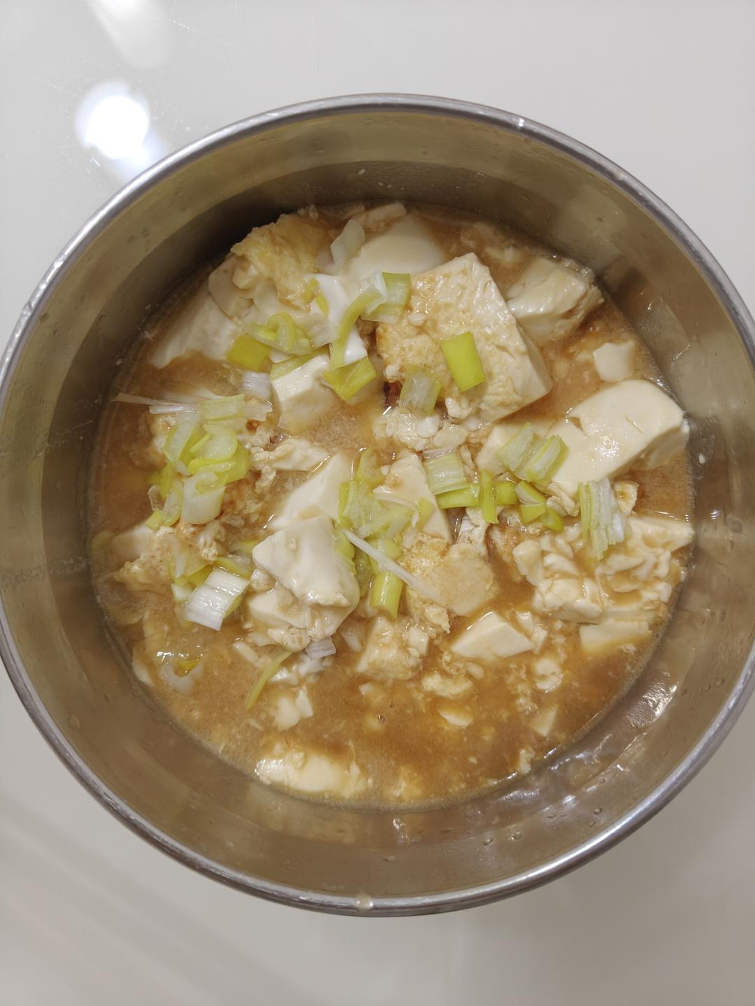 鸡蛋内脂豆腐真的太惊艳了！滑嫩爽口，入口即化，还有那淡淡的鸡蛋香味，配上喜欢的调料，嘎嘎香，嘎嘎好吃！低脂高蛋白，饱腹感强，减脂的姐妹快来试试吧！