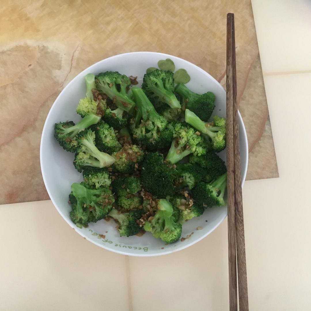 好吃到爆的耗油蒜蓉西兰花(从不修图，喜欢请关注)