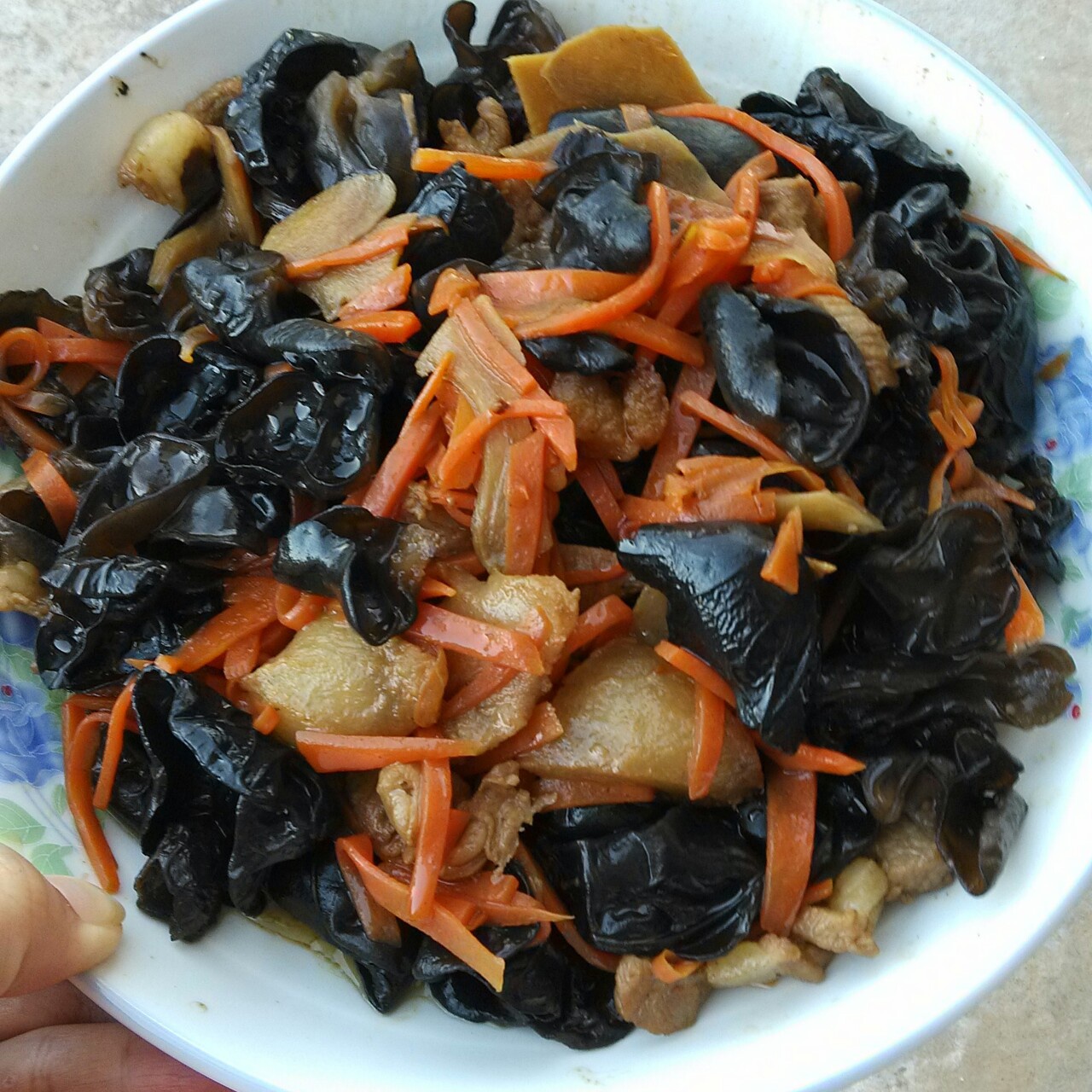 小妮子在厨房各种瞎折腾
