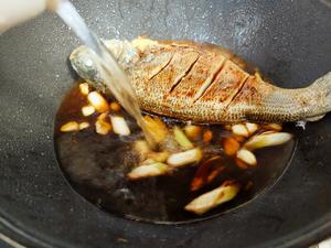 美极鲜味汁-超好吃酱香鲈鱼的做法 步骤5