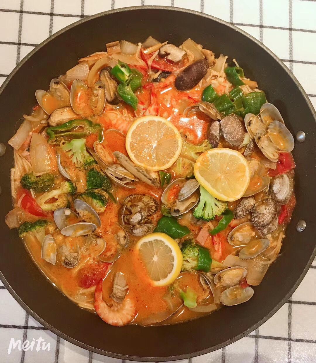 冬阴功海鲜锅的做法