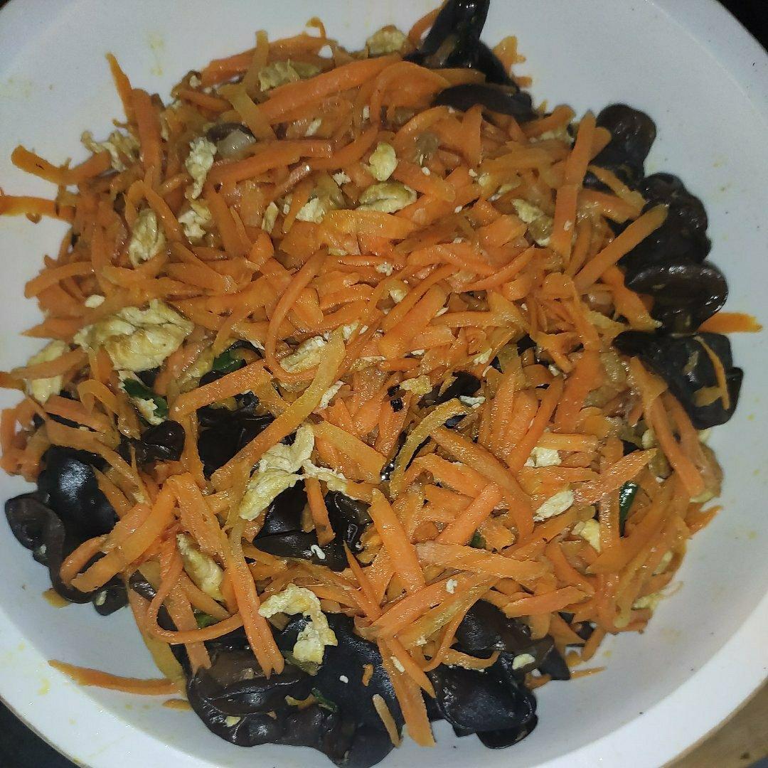 胡萝卜炒木耳鸡蛋
