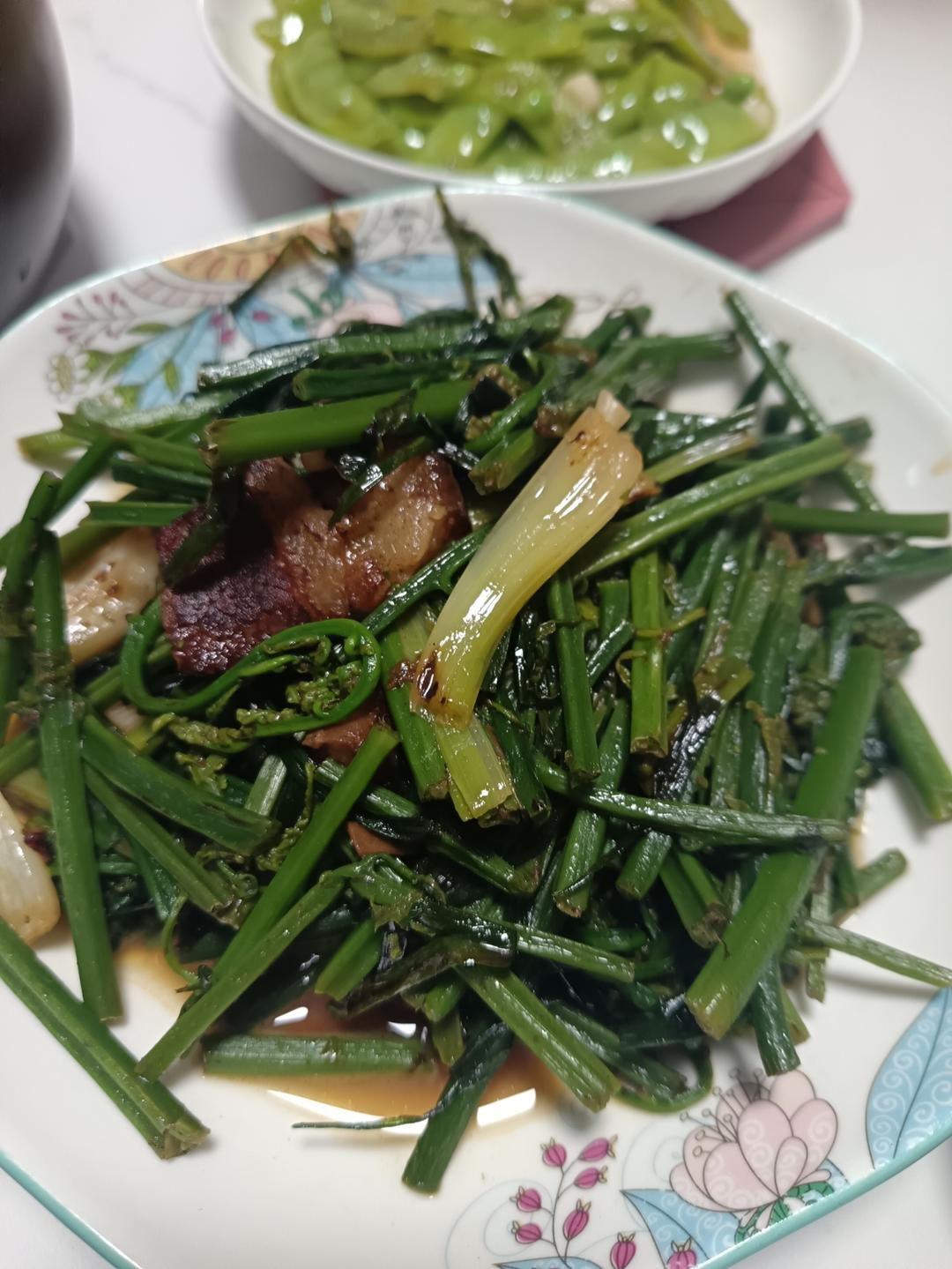 五花肉炒水蕨菜