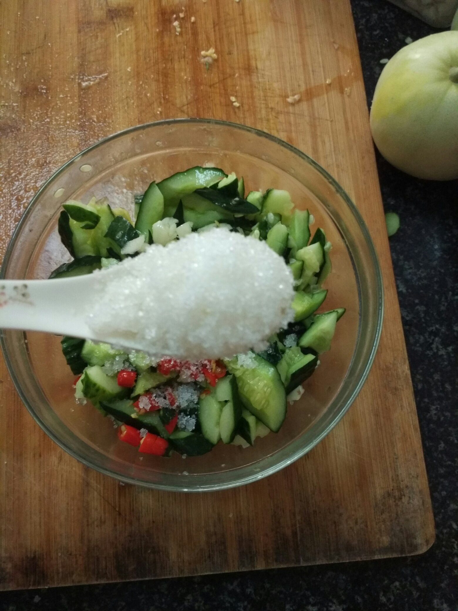 重口味拍黄瓜，香，酸，辣的做法 步骤7