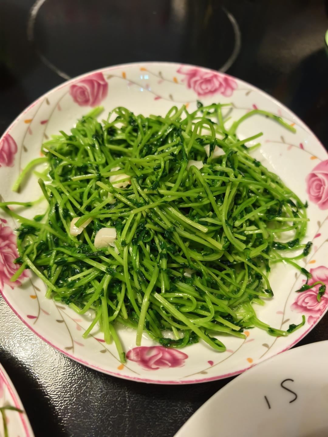 清炒豌豆苗，就爱这抹带着清香的翠绿～