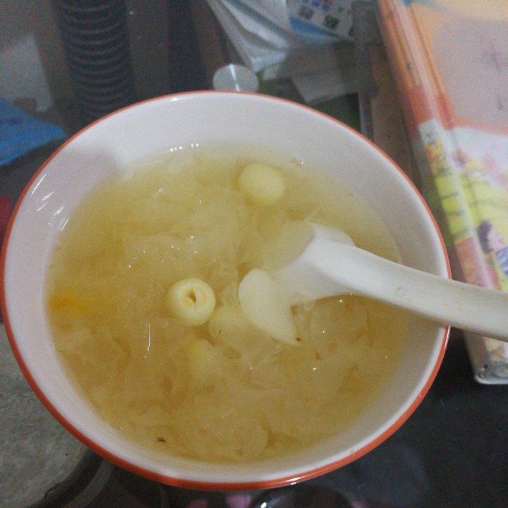 银耳莲子羹